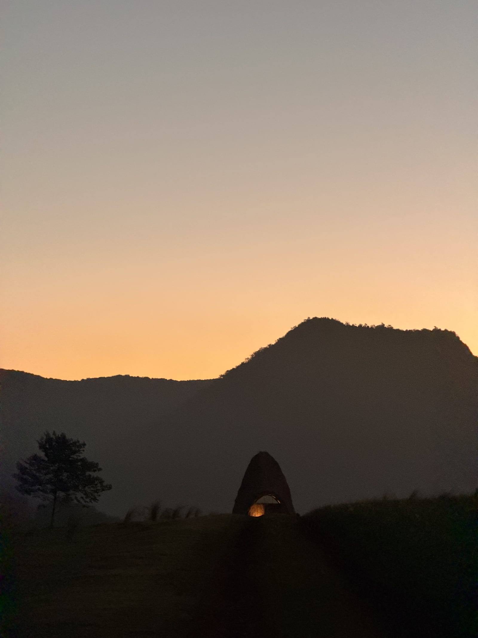La cordillera del Ybytyruzú al atardecer, con el cielo pasando del violeta al naranja sobre las capas de cerros.